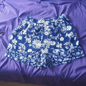 H&M navy floral skorts